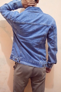 Detail jaket jeans levis belakang